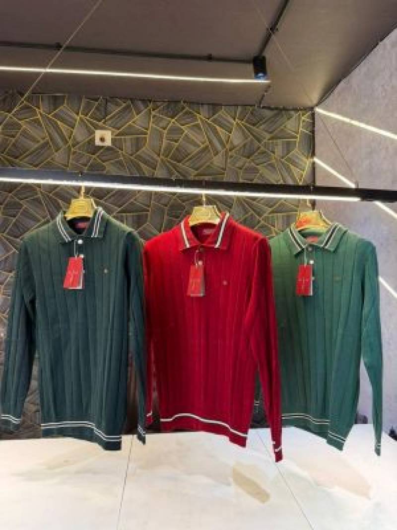 Gucci_Red_Metal_Logo_Knitted_Premium_Pull_Over_(1897)