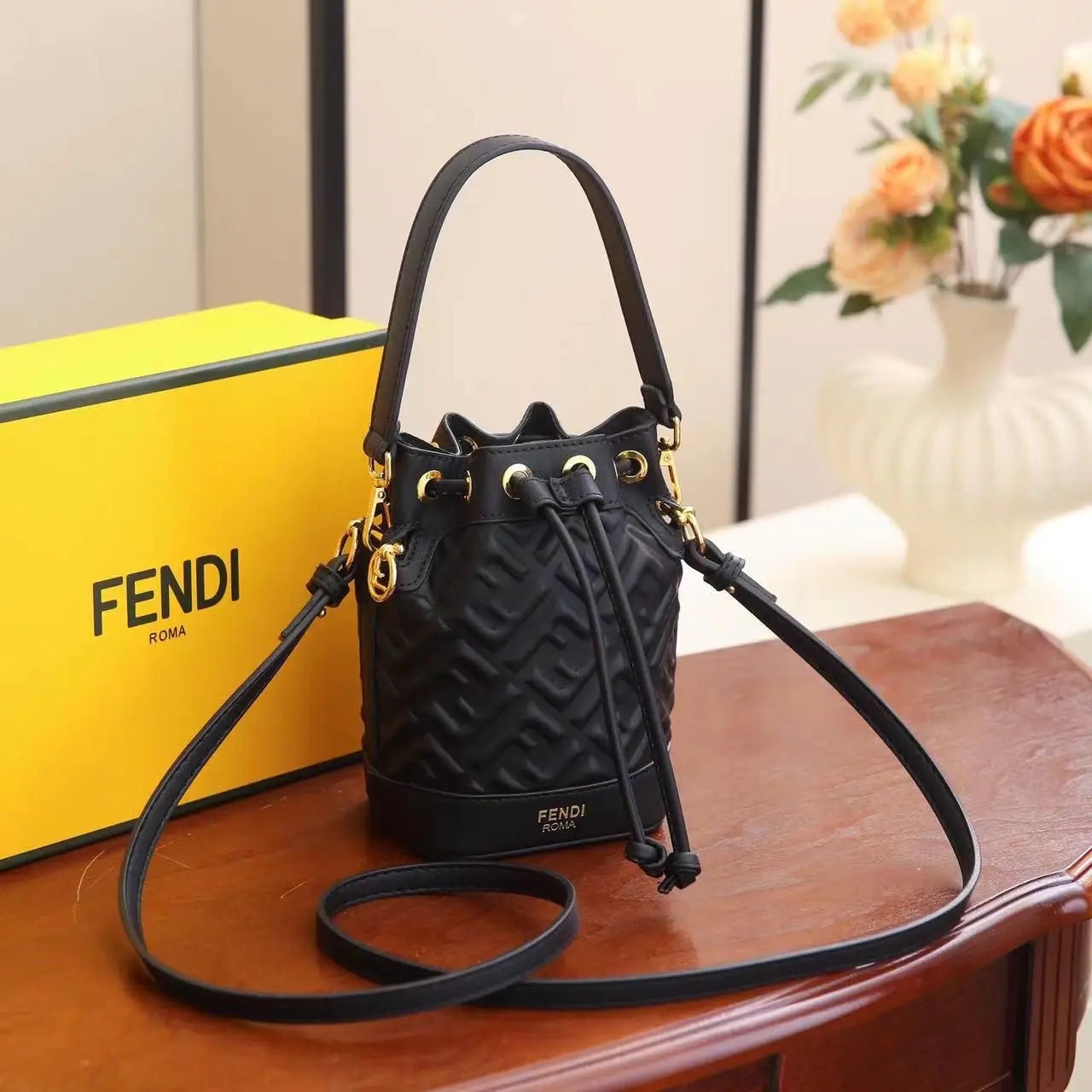 F3NDI_zucca_bucket_bag_bo...X_1062