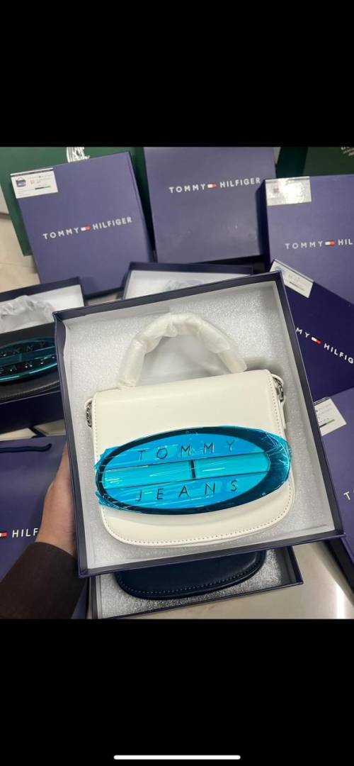 TOMMY JEANS HILFIGER PREMIUM WHITE CROSS BODY WITH BOX AND CARRY BAG