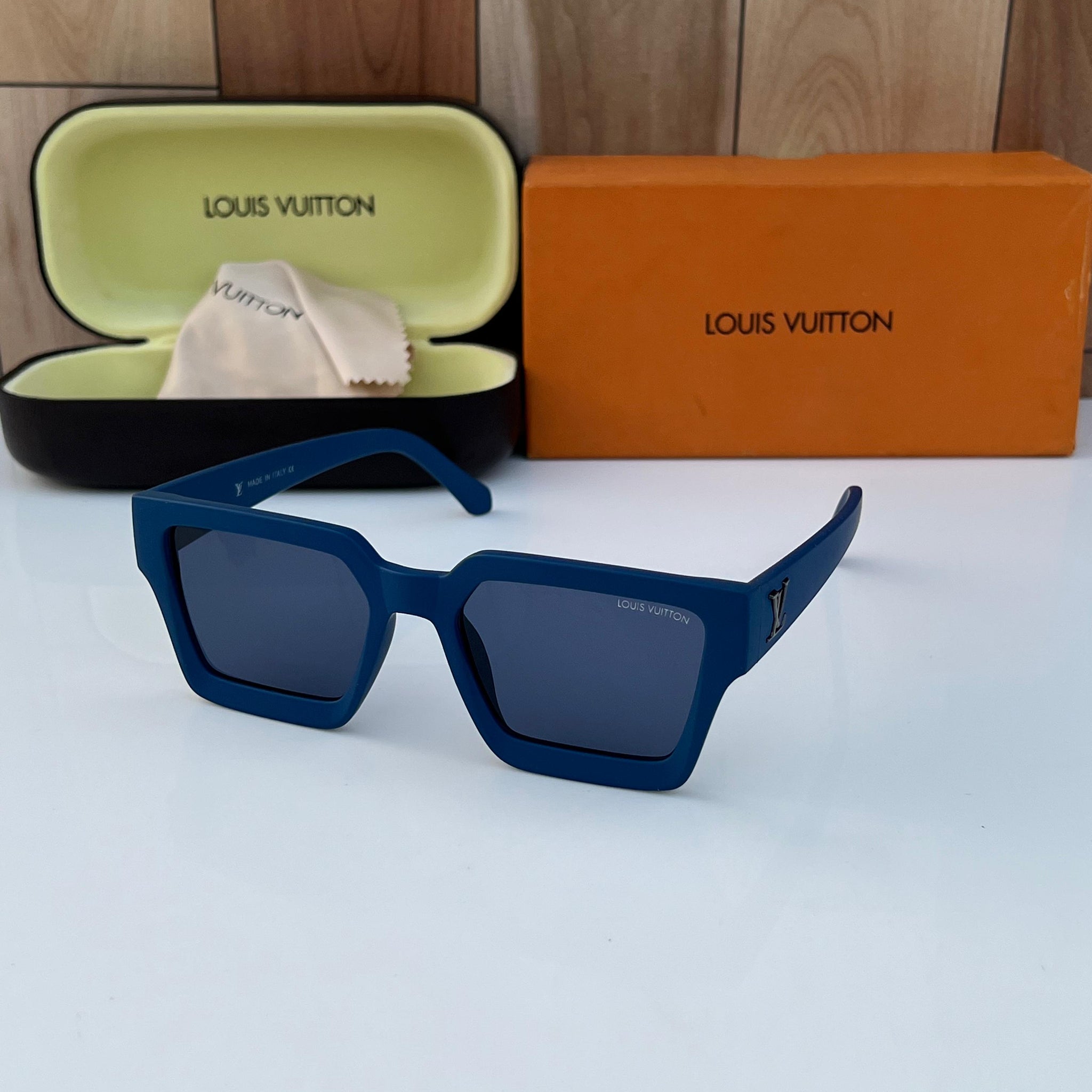 Lo/uis vui/tton 1505 blue black