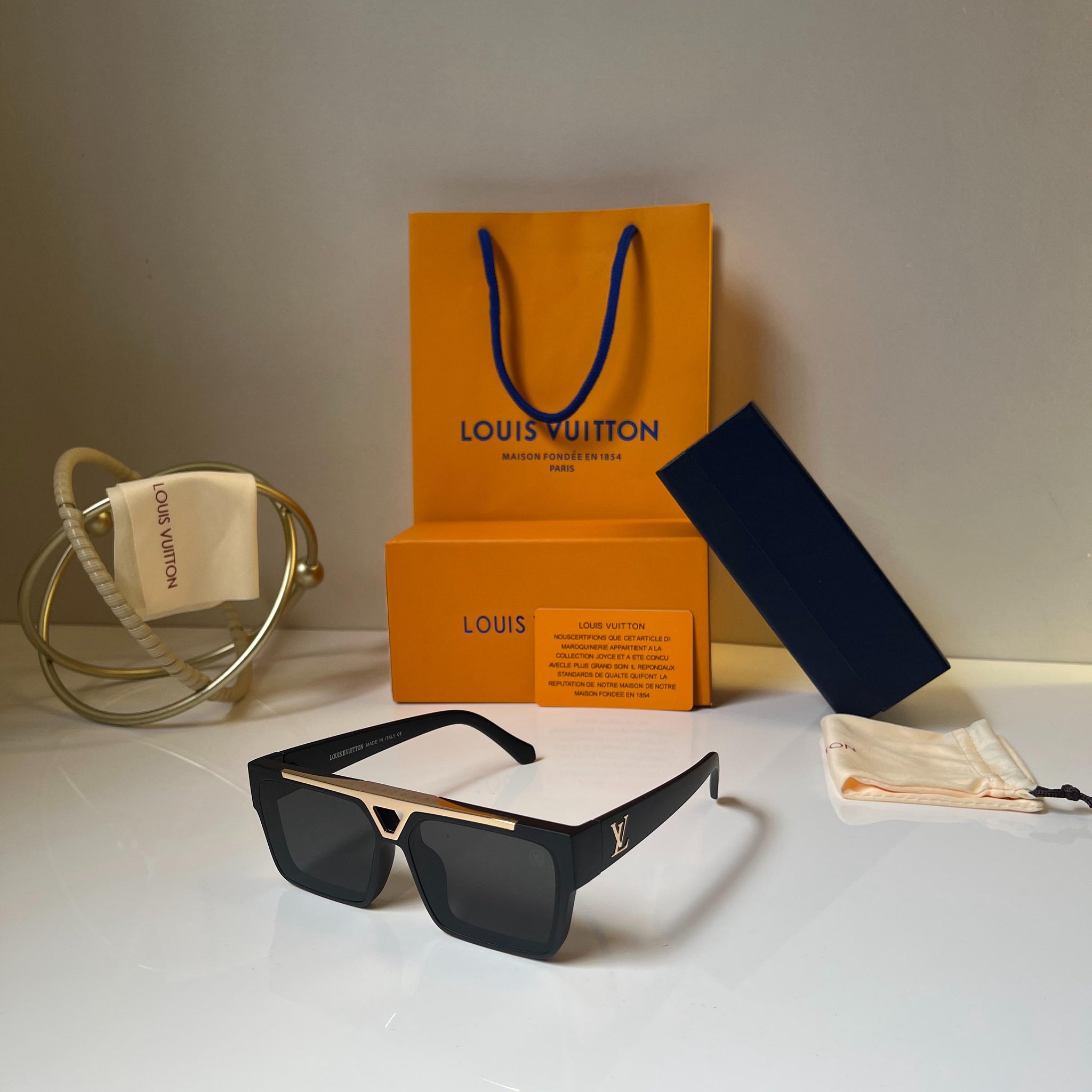 LOU/IS VUI/TTON 1984 GOLD BLACK